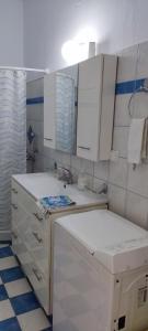 Phòng tắm tại Σπίτι στην πόλη Άρτα κοντά στην λίμνη