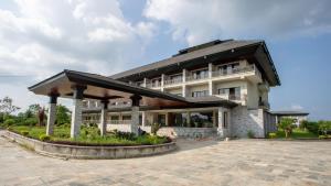 un grande edificio con un padiglione di fronte di Soaltee Westend Resort Chitwan a Chitwan