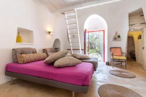 - une chambre avec un lit et une couverture violette dans l'établissement Trulli Colle Specchia Intera Villa, à Cisternino 36 autres photos