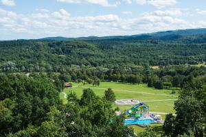Bazén v ubytování Rixos-Prykarpattya Resort nebo v jeho okolí