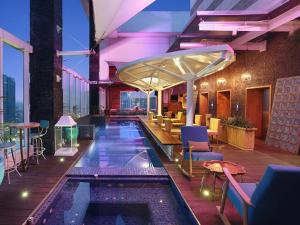 Piscina di Mercure Jakarta Simatupang o nelle vicinanze