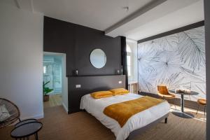 1 dormitorio con 1 cama grande y espejo en Confidences Escale à Brissac, en Brissac-Quincé