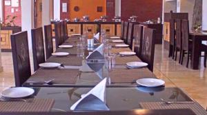 Restavracija oz. druge možnosti za prehrano v nastanitvi ShriGo Pyramid Home Divine - A Wellness Resort