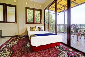 1 dormitorio con 1 cama y balcón en SPOT ON 91468 Pondok Shofa Mc Syariah en Bandung