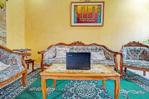 Sala de estar con 2 sofás y mesa en SPOT ON 91468 Pondok Shofa Mc Syariah en Bandung