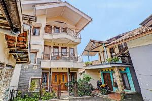 un grupo de casas con balcón en SPOT ON 91468 Pondok Shofa Mc Syariah en Bandung