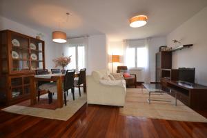 ein Wohnzimmer mit Tisch und ein Esszimmer in der Unterkunft Apartamento Andoaga in San Sebastián