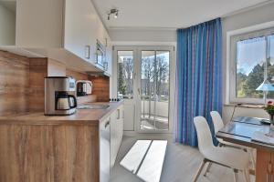 una cucina con bancone e macchinetta del caffè di Residenz Ostseestrand Appartement 4 a Scharbeutz