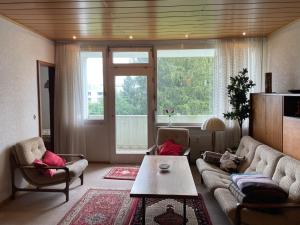 ein Wohnzimmer mit einem Sofa und einem Tisch in der Unterkunft Urige Ferienwohnung Bocksbergblick Ferienpark Hahnenklee in Goslar