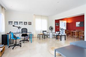 sala de estar con sofá azul y sillas en Home2Book Stunning Villa near Las Teresitas&Anaga, en Santa Cruz de Tenerife