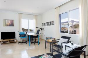 sala de estar con TV, sillas y mesa en Home2Book Stunning Villa near Las Teresitas&Anaga, en San Andrés