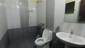 SringeriにあるSTAYMAKER Shubhodaya Lodgeのバスルーム(トイレ、洗面台付)