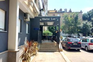 ein Gebäude mit einem Schild, das Marmite Lane liest in der Unterkunft Marine Lux apartments in Pula