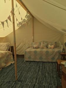 Amelia Vera في Lincolnshire: غرفة نوم بسرير مع مظلة