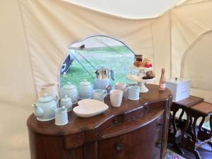 een tafel in een tent met een hoop items erop bij Amelia Vera in Lincolnshire