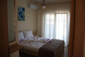Een bed of bedden in een kamer bij Xanthiotis Apartments