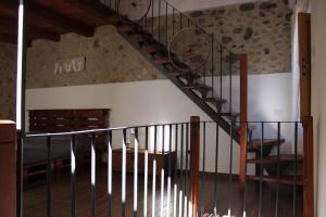 a staircase in a house with a stair case at Ospitalità diffusa Jungi Mundu in Camini