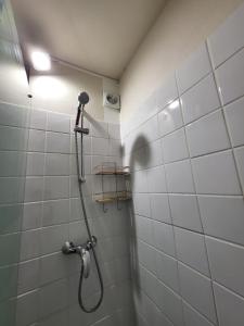 La salle de bains est pourvue d'une douche avec un pommeau de douche. dans l'établissement DL LES 4 SAISONS - Meublé Tourisme 3 Etoiles, à Brive-la-Gaillarde