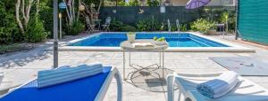 Bazén v ubytování Dalmatian 230m2 with pool and garden near the old town for families nebo v jeho okolí