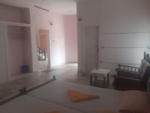 可瓦兰Hotel Peacock的客厅配有床、桌子和椅子
