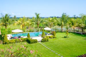 una vista aérea de un patio del complejo con piscina en Canggu Wooden Green Paradise, en Canggu