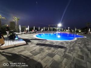 Swimmingpoolen hos eller tæt på Masseria Spinale Wine Resort