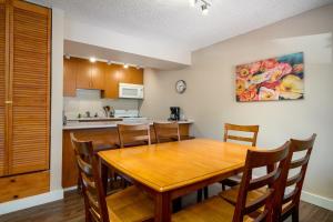Η κουζίνα ή μικρή κουζίνα στο Whistler Village - Redwood 10 condo +17 φωτογραφίες