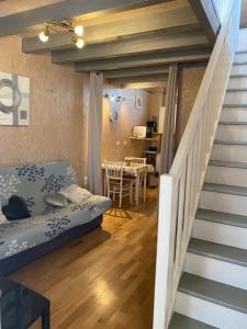 Habitación con cama y escalera con mesa. en Domaine de La Méniguère, en Saint-Gein