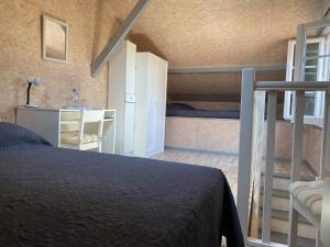 sypialnia z łóżkiem i sypialnia z łóżkiem piętrowym w obiekcie Domaine de La Méniguère w mieście Saint-Gein