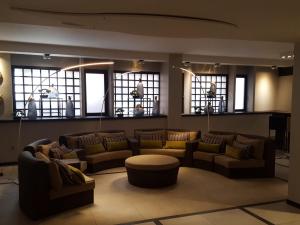 een lobby met banken en een tafel en ramen bij Hotel Floris Arlequin Grand-Place in Brussel