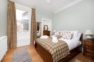 Säng eller sängar i ett rum på ALTIDO Charming apt by Edinburgh Castle