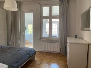 um quarto com uma cama e uma grande janela em Apartament Władysława IV em Sopot