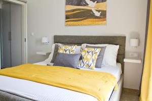 En eller flere senge i et værelse på Ermis Mini Suite # 3