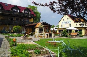 un jardín frente a un edificio en Landhotel Heidekrug en Dohma