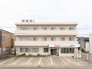 un parcheggio vuoto di fronte a un hotel di Tabist Business Hotel Kaigansou Gamagori a Gamagōri