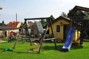 un grupo de niños jugando en un parque infantil en Landhotel Heidekrug, en Dohma