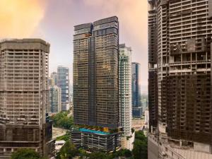 vista su uno skyline della città con edifici alti di 8 Kia Peng KLCC by WSD a Kuala Lumpur