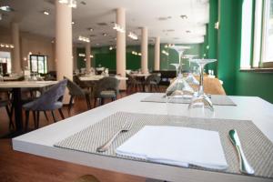 Un restaurante o sitio para comer en Hotel Real Balneario Carlos III