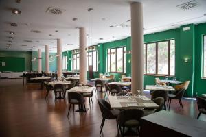 Reštaurácia alebo iné gastronomické zariadenie v ubytovaní Hotel Real Balneario Carlos III