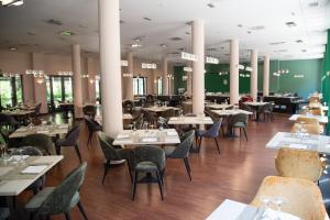 Un restaurante o sitio para comer en Hotel Real Balneario Carlos III
