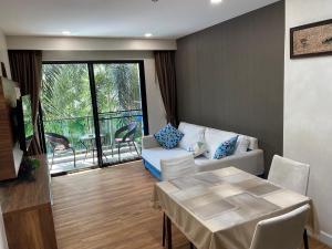 Ruang duduk di Dusit Grand Park Condo