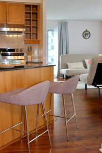 cocina con 2 sillas y encimera en Apartment/2Bedrooms/2 Full Bathrooms/Free parking, en Toronto