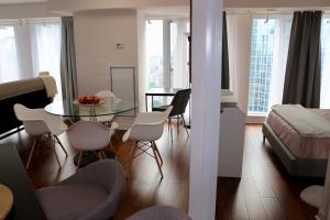 Atpūtas zona naktsmītnē Apartment/2Bedrooms/2 Full Bathrooms/Free parking