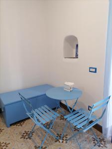 A seating area at "la casa dell'architetto" con terrazza panoramica in centro storico e a due passi dal porto