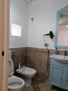 A bathroom at "la casa dell'architetto" con terrazza panoramica in centro storico e a due passi dal porto