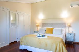 Un dormitorio con una cama grande y una bandeja. en Villa El Castañal con Piscina Privada, en Vigo