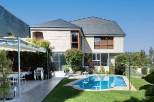 una casa con piscina en el patio en Villa El Castañal con Piscina Privada, en Vigo
