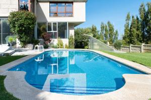 una piscina nel cortile di una casa di Villa El Castañal con Piscina Privada a Vigo
