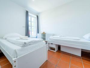une chambre avec deux lits et une fenêtre dans l'établissement Feriendorf Rugana - Klassik Ferienwohnung mit 2 Schlafzimmern und 2 Terrassen D55, à Dranske 5 autres photos
