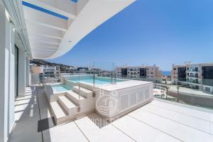 vista su un balcone con piscina di HigueronRentals The Bay a Málaga